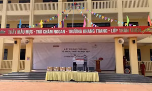 Agribank Quảng Ninh tặng máy tính cho Trường Tiểu học và THCS Tiền Phong