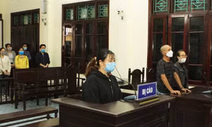 Cô gái nhét giẻ vào miệng bé trai lĩnh án 21 tháng tù