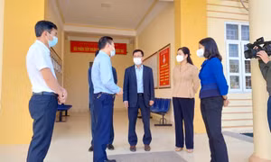 Đồng chí Nguyễn Thị Hạnh, Phó Chủ tịch UBND tỉnh kiểm tra, chỉ đạo công tác phòng, chống dịch Covid-19 tại Đầm Hà