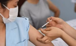 Thêm bằng chứng cho thấy vaccine phòng COVID-19 an toàn cho bệnh nhân ung thư