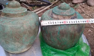 Phát hiện 2 hũ kim loại cổ ở Yên Tử