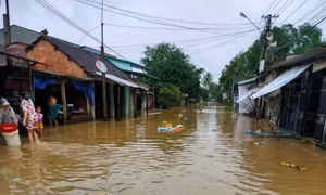Mưa lớn kéo dài, nhiều nơi ở Bình Định ngập sâu trong nước lũ, 1 người tử vong