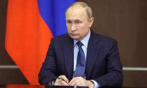 Putin thử vaccine Covid-19 dạng xịt