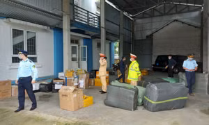 CSGT bắt giữ xe khách giường nằm chở lượng lớn hàng hóa nhập lậu