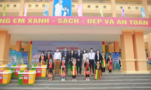 Phổ biến tác hại của rác thải nhựa và trao tặng thùng phân loại rác cho Trường TH &THCS Kỳ Thượng