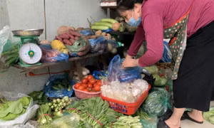 Giá thực phẩm leo thang mãi không xuống, người bán, người mua cùng 'méo mặt'