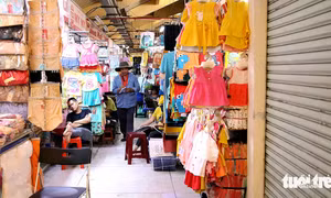 Chợ truyền thống vắng khách: Thay vì ngồi gà gật, chỉ còn cách đổi thay