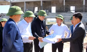 Đồng chí Quyền Chủ tịch UBND tỉnh kiểm tra tiến độ thi công một số dự án tại Vân Đồn