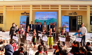 Tặng quà cho thầy cô giáo, học sinh ở Ba Chẽ