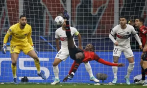 Giroud giúp Milan trả hận PSG