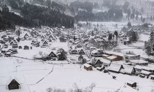 Shirakawago - làng di sản thế giới với nhà mái rơm ở Nhật