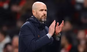 HLV Ten Hag bị cấm chỉ đạo sau chiến thắng của Man Utd trước Luton