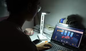 Người trẻ bị loét dạ dày vì stress, thức khuya, bỏ bữa
