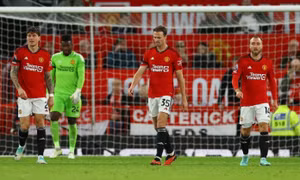 Ten Hag bắt cầu thủ Man Utd xem Man City ăn mừng
