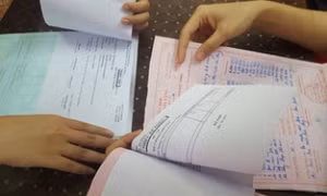 Lập hóa đơn vào thời điểm thu tiền hay hoàn thành dịch vụ?