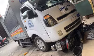 Va chạm xe tập lái, nữ sinh bị chấn thương sọ não