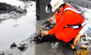 Phó giáo sư Việt nghiên cứu vật liệu bêtông từ bùn thải và tro bay