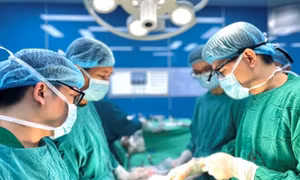 Tăng lương sẽ giảm tình trạng nhân viên y tế cộc cằn, nói khó nghe