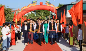 Chủ tịch Hội đồng lý luận Trung ương Nguyễn Xuân Thắng dự Ngày hội Đại đoàn kết toàn dân tộc tại xã Quảng Tân, huyện Đầm Hà
