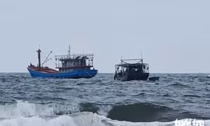 Tàu sắt 18m không người, có chữ nghi tàu Trung Quốc trôi dạt ngoài biển