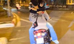 Nam sinh lái xe máy chở bạn gái đi chơi trong tư thế 'quay ngược' bị cảnh sát mời làm việc