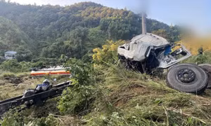 Xe bồn lao xuống vách núi, 1 người chết, 1 người bị thương