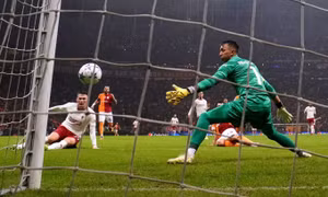 Man Utd rơi điểm dù dẫn hai bàn