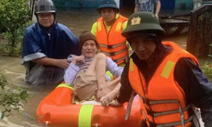 Công an xã dầm mình trong mưa lũ, cứu nhiều người dân thoát nạn