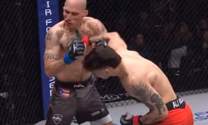 Võ sĩ Mỹ tung liên hoàn đấm khiến đối thủ ngã ‘sấp mặt’, giành chiến thắng knock-out