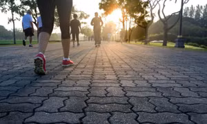 Người già có nên đi bộ vào buổi tối?
