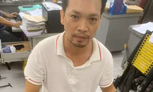 Hai cha con mang roi điện, bình hơi cay đi cướp xe SH