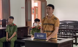 Tạt xăng đốt vợ cũ, lĩnh 8 năm tù