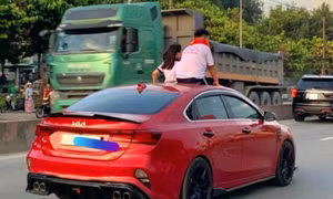 Phạt tiền, tước bằng lái 2 tháng tài xế để hai cháu bé thò đầu qua cửa sổ trời