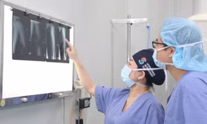 Cô gái 18 tuổi gần đứt rời cánh tay do kẹt áo chống nắng vào bánh xe