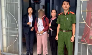 Cứu thiếu nữ mồ côi không tìm được việc nhảy cầu tự tử