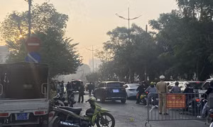 Người đi bộ tử vong sau va chạm với ô tô Mercedes ở Hà Nội