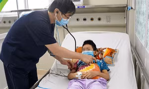 Mùa sốt xuất huyết: Trẻ sốt, nôn ói, đừng trì hoãn vào viện