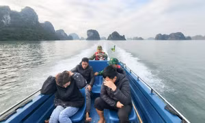 Cứu hộ tàu vỏ sắt gặp nạn trên biển Hạ Long, 6 thuyền viên an toàn
