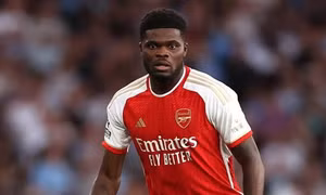 Cú sốc ập đến Arsenal! Công thần nghỉ đến hết năm