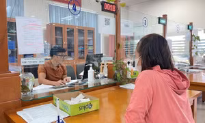 2 vợ chồng người lao động đều được giải quyết chế độ ốm đau khi con ốm