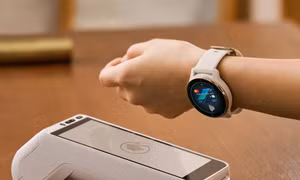 Thị trường smartwatch đón nhận thêm giải pháp giao dịch không tiền mặt