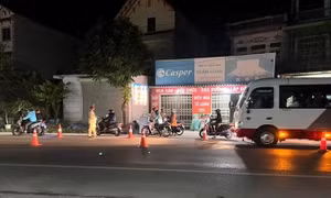 Thấy CSGT, nam thanh niên quay đầu bỏ chạy, tông gãy chân một chiến sĩ