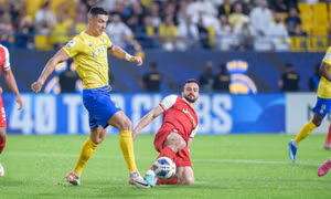 Ronaldo xin trọng tài hủy phạt đền của đội nhà