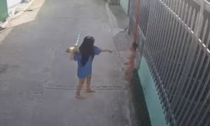 Người trói bé trai vào cột điện và đánh bằng chổi khai đã đánh cháu khoảng 10 lần