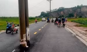Tông vào cột điện giữa đường, một người đi xe máy tử vong
