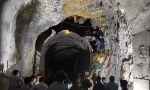 Sạt lở hầm đường sắt, 8 đoàn tàu bị ách tắc nhiều giờ