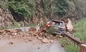 Đá lăn đè trúng ôtô