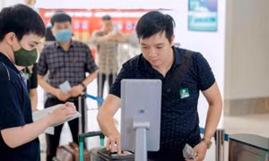 Chỉ mất 2 giây làm thủ tục lên máy bay bằng thiết bị xác thực VNeID