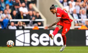 Liverpool thắng ngược Newcastle dù chơi thiếu người