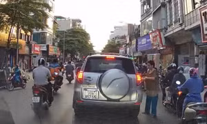Nguy cơ mất ATGT khi người xin tiền tràn ra lòng đường